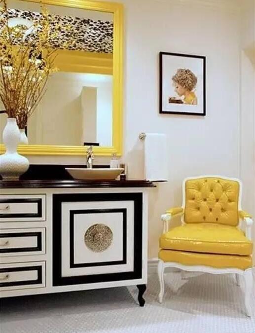 室內色彩太暗，用黃色來彌補